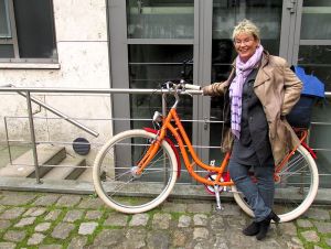 Gabriela Heinrich mit ihrem neuen Fahrrad