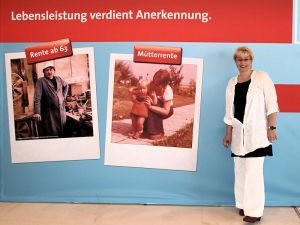 Gabriela Heinrich vor dem Rentenpaket-Plakat