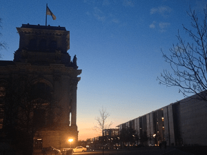 Reichstagsgebäude bei Nacht