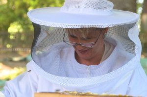 Gabriela in Imker-Montur