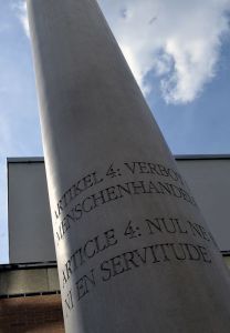Säule mit dem Artikel gegen Menschenhandel