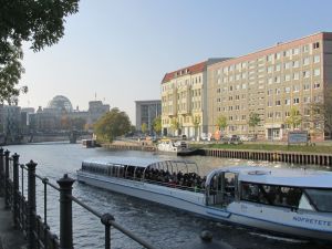 Spree mit Reichstagsgebäude im Hintergrund