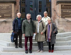 Petra Crone und Gabriela Heinrich (Mitte und links) bei der Alten-Akademie Nürnberg