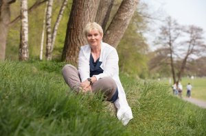 Gabriela Heinrich im Grünen