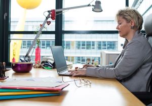 Gabriela Heinrich in ihrem Büro