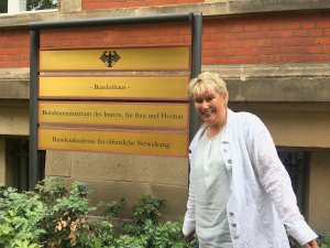 Gabriela Heinrich vor dem "Bundeshaus", in dem sich das Minderheitensekretariat befindet